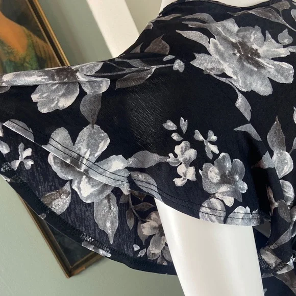 NWOT Floral Black Gray Long Tunic Blouse Shirt Top Heimish Cutout Flutter Sleeve - Picture 6 of 9